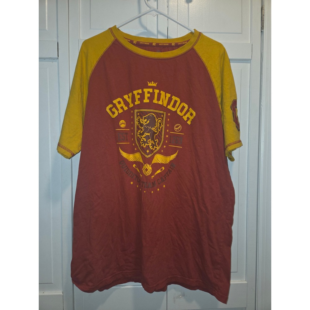 Harry Potter Gryffindor Raglan Shirt XL Maroon Gold Quidditch Captain Comic Con